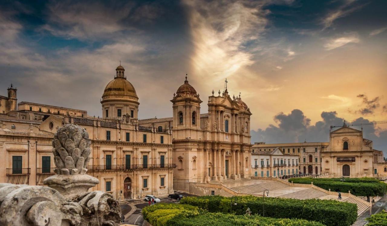 A Casa Tua Affitti Brevi Bed & Breakfast Noto Bagian luar foto